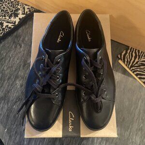 Clarks all leather loafer-like loafer/sneakers. Men's size 7. Fits Women's 8.5